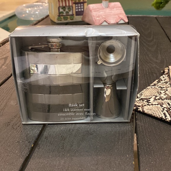 Flask and discreet clutch bag that you had to drink to get through the night - Picture 2 of 7